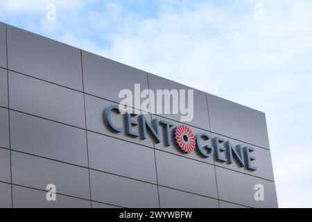 Blick am Sonnabend 06.04.2024 in der Hanse- und Universitätsstadt Rostock auf das logo des an der New Yorker Börse Nasdaq notierten Biotech-Unternehmens Centogene. DAS Unternehmen wurde insbesondere während der Coronapandemie durch Seine Teststellen deutschlandweit bekannt. Nun stellte sich heraus, dass der Firma Centogene der Ausschluss aus der New Yorker Börse Nasdaq droht. *** Voir le samedi 06 04 2024 dans la ville hanséatique et universitaire de Rostock sur le logo de la société de biotechnologie Centogene, qui est cotée à la Bourse de New York Nasdaq la société s'est fait connaître dans tout Germa Banque D'Images