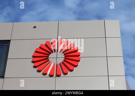 Blick am Sonnabend 06.04.2024 in der Hanse- und Universitätsstadt Rostock auf das logo des an der New Yorker Börse Nasdaq notierten Biotech-Unternehmens Centogene. DAS Unternehmen wurde insbesondere während der Coronapandemie durch Seine Teststellen deutschlandweit bekannt. Nun stellte sich heraus, dass der Firma Centogene der Ausschluss aus der New Yorker Börse Nasdaq droht. *** Voir le samedi 06 04 2024 dans la ville hanséatique et universitaire de Rostock sur le logo de la société de biotechnologie Centogene, qui est cotée à la Bourse de New York Nasdaq la société s'est fait connaître dans tout Germa Banque D'Images