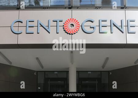 Blick am Sonnabend 06.04.2024 in der Hanse- und Universitätsstadt Rostock auf das logo des an der New Yorker Börse Nasdaq notierten Biotech-Unternehmens Centogene. DAS Unternehmen wurde insbesondere während der Coronapandemie durch Seine Teststellen deutschlandweit bekannt. Nun stellte sich heraus, dass der Firma Centogene der Ausschluss aus der New Yorker Börse Nasdaq droht. *** Voir le samedi 06 04 2024 dans la ville hanséatique et universitaire de Rostock sur le logo de la société de biotechnologie Centogene, qui est cotée à la Bourse de New York Nasdaq la société s'est fait connaître dans tout Germa Banque D'Images