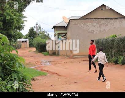 (240408) -- KIGALI, 8 avril 2024 (Xinhua) -- les villageois passent devant les maisons du village de l'unité et de la réconciliation de Mbyo dans la province orientale, Rwanda, le 7 avril 2024. Le Rwanda a entamé dimanche une semaine de deuil national et 100 jours de commémoration pour marquer le 30e anniversaire du génocide de 1994 contre les Tutsis. Plusieurs villages de réconciliation au Rwanda ont été construits pour les familles des survivants du génocide de 1994, des ex-prisonniers libérés reconnus coupables de crimes commis au cours de 100 jours de carnage et des citoyens vulnérables qui ne sont pas directement liés aux massacres qui ont entraîné la mort de plus d’un millier de personnes Banque D'Images