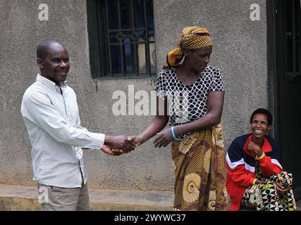 (240408) -- KIGALI, 8 avril 2024 (Xinhua) -- des villageois discutent au village d'unité et de réconciliation de Mbyo dans la province orientale, Rwanda, 7 avril 2024. Le Rwanda a entamé dimanche une semaine de deuil national et 100 jours de commémoration pour marquer le 30e anniversaire du génocide de 1994 contre les Tutsis. Plusieurs villages de réconciliation au Rwanda ont été construits pour les familles des survivants du génocide de 1994, des ex-prisonniers libérés reconnus coupables de crimes commis au cours du carnage de 100 jours et des citoyens vulnérables qui ne sont pas directement liés aux massacres qui ont entraîné la mort de plus d’un million de Tutsis an Banque D'Images