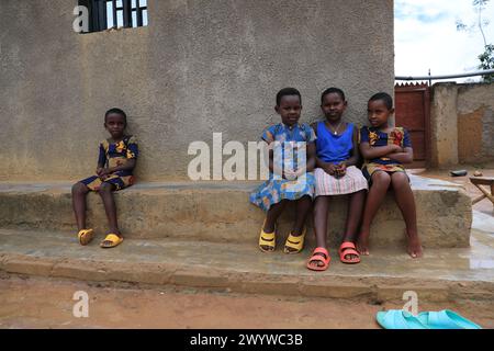 (240408) -- KIGALI, 8 avril 2024 (Xinhua) -- des enfants sont vus dans le village de l'unité et de la réconciliation de Mbyo dans la province orientale, Rwanda, 7 avril 2024. Le Rwanda a entamé dimanche une semaine de deuil national et 100 jours de commémoration pour marquer le 30e anniversaire du génocide de 1994 contre les Tutsis. Plusieurs villages de réconciliation au Rwanda ont été construits pour les familles des survivants du génocide de 1994, des ex-prisonniers libérés reconnus coupables de crimes commis au cours du carnage de 100 jours et des citoyens vulnérables qui ne sont pas directement liés aux massacres qui ont entraîné la mort de plus d’un million de Tutsis Banque D'Images