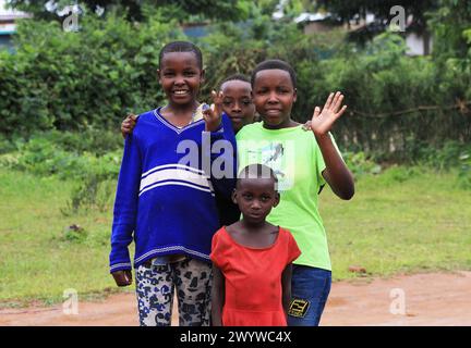 (240408) -- KIGALI, 8 avril 2024 (Xinhua) -- des enfants sont photographiés dans le village d'unité et de réconciliation de Mbyo, dans la province orientale, Rwanda, le 7 avril 2024. Le Rwanda a entamé dimanche une semaine de deuil national et 100 jours de commémoration pour marquer le 30e anniversaire du génocide de 1994 contre les Tutsis. Plusieurs villages de réconciliation au Rwanda ont été construits pour les familles des survivants du génocide de 1994, des ex-prisonniers libérés reconnus coupables de crimes commis au cours du carnage de 100 jours et des citoyens vulnérables qui ne sont pas directement liés aux massacres qui ont entraîné la mort de plus d’un million de tu Banque D'Images