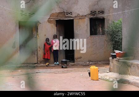 (240408) -- KIGALI, 8 avril 2024 (Xinhua) -- des enfants se tiennent devant leur maison dans le village d'unité et de réconciliation de Mbyo, dans la province orientale, Rwanda, le 7 avril 2024. Le Rwanda a entamé dimanche une semaine de deuil national et 100 jours de commémoration pour marquer le 30e anniversaire du génocide de 1994 contre les Tutsis. Il existe plusieurs villages de réconciliation au Rwanda construits pour les familles des survivants du génocide de 1994, des ex-prisonniers libérés reconnus coupables de crimes commis lors de 100 jours de carnage, et des citoyens vulnérables qui ne sont pas directement liés aux massacres qui ont entraîné la mort d’autres personnes Banque D'Images