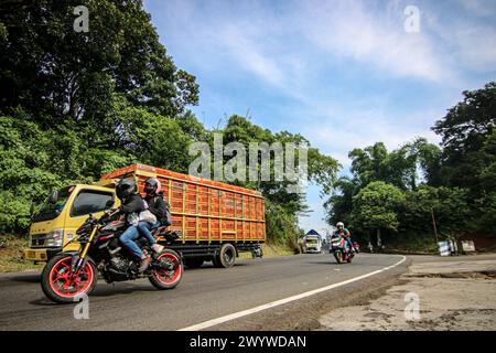 Bandung, Indonésie. 08 avril 2024. Une famille de voyageurs à moto part pour leur ville natale avant l'Aïd al-Fitr, qui marque la fin du mois de jeûne sacré islamique du Ramadan, à Bandung, Java occidental, le 8 avril 2024. (Photo de Rasyad Yahdiyan/INA photo Agency/Sipa USA) crédit : Sipa USA/Alamy Live News Banque D'Images