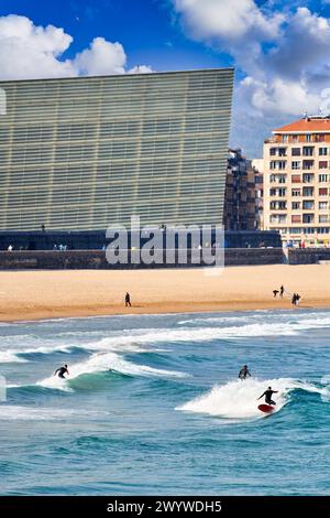 Surf, Kursaal Palace, Centro Kursaal Elkargunea, la Zurriola Beach, Donostia, Saint-Sébastien, pays Basque, Espagne, Europe. Banque D'Images