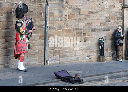 Un cornemuse en uniforme militaire écossais sur Castlehill, Royal Mile, Édimbourg, Écosse. Banque D'Images