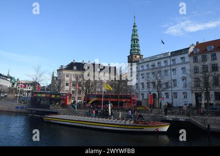 Copenhague, Danemark /08 avril 2024/.visite des canaux Copenhague croisière canard dans le canal de Copenhague ou canal dans la capitale danoise. (Photo.Francis Joseph Dean/Dean Pictures) Banque D'Images