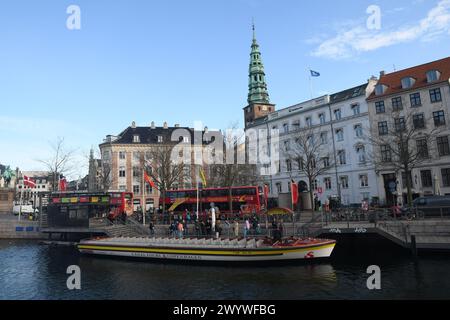 Copenhague, Danemark /08 avril 2024/.visite des canaux Copenhague croisière canard dans le canal de Copenhague ou canal dans la capitale danoise. (Photo.Francis Joseph Dean/Dean Pictures) Banque D'Images