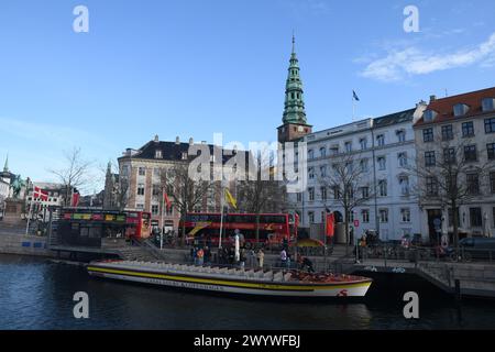 Copenhague, Danemark /08 avril 2024/.visite des canaux Copenhague croisière canard dans le canal de Copenhague ou canal dans la capitale danoise. (Photo.Francis Joseph Dean/Dean Pictures) Banque D'Images