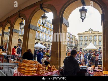 Plaza de la Constitucion, Feria de Santo Tomás, la fête de la préparation Thomas a lieu le 21 décembre. Au cours de cette journée, San Sebastián est transformé en marché rural. De nombreux stands sont installés où vous pouvez acheter une grande variété de produits alimentaires, artisans, etc, costumes régionaux basques, Donostia, Saint-Sébastien, Gipuzkoa, pays Basque, Espagne, Europe. Banque D'Images