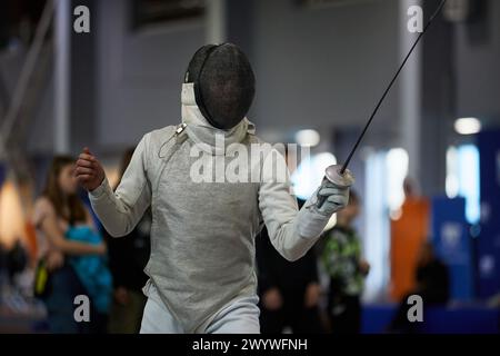 Portrait d'un escrimeur professionnel portant un masque de protection au Championnat national d'escrime d'Ukraine. Kiev - 30 mars 2024 Banque D'Images