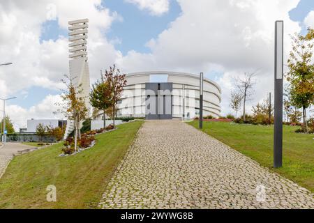 Antas, Vila Nova de Famalicao, Braga, Portugal - 22 octobre 2020 : détail de l'architecture de la nouvelle église de Santiago de Antas par l'architecte local Hugo Banque D'Images