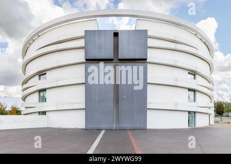 Antas, Vila Nova de Famalicao, Braga, Portugal - 22 octobre 2020 : détail de l'architecture de la nouvelle église de Santiago de Antas par l'architecte local Hugo Banque D'Images