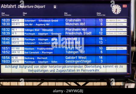 Zugausfälle. Anzeigentagel im Hauptbahnhof Stuttgart. // 02.04 2024 : Stuttgart, Bade-Württemberg, Deutschland, Europa *** panneau d'affichage des annulations de trains à la gare centrale de Stuttgart 02 04 2024 Stuttgart, Bade-Württemberg, Allemagne, Europe Banque D'Images