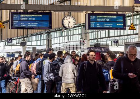 Zugausfälle. Anzeigentagel im Hauptbahnhof Stuttgart. // 02.04 2024 : Stuttgart, Bade-Württemberg, Deutschland, Europa *** panneau d'affichage des annulations de trains à la gare centrale de Stuttgart 02 04 2024 Stuttgart, Bade-Württemberg, Allemagne, Europe Banque D'Images