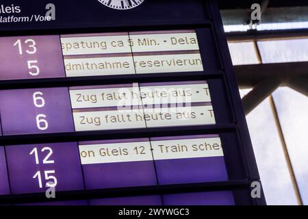 Zugausfälle. Anzeigentagel im Hauptbahnhof Stuttgart. // 02.04 2024 : Stuttgart, Bade-Württemberg, Deutschland, Europa *** panneau d'affichage des annulations de trains à la gare centrale de Stuttgart 02 04 2024 Stuttgart, Bade-Württemberg, Allemagne, Europe Banque D'Images