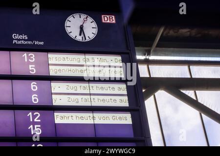 Zugausfälle. Anzeigentagel im Hauptbahnhof Stuttgart. // 02.04 2024 : Stuttgart, Bade-Württemberg, Deutschland, Europa *** panneau d'affichage des annulations de trains à la gare centrale de Stuttgart 02 04 2024 Stuttgart, Bade-Württemberg, Allemagne, Europe Banque D'Images