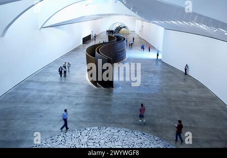 Collection permanente du Musée Guggenheim, œuvres de Richard long, Carl André, Richard Serra et Mario Merz. Bilbao. Biscay. Pays Basque. Espagne. Banque D'Images