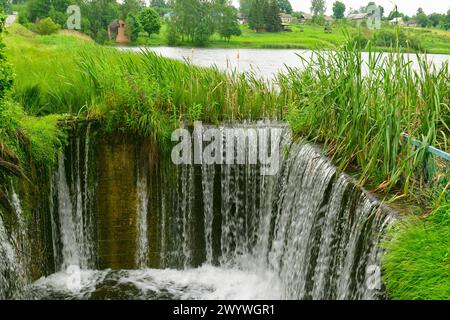 Des ruisseaux d'eau coulent du lac. Barrage. Drainage du lac. Banque D'Images