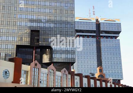 Immeubles de bureaux et centre commercial à Eng Duarte Pacheco Avenue, Amoreiras. Lisbonne. Portugal. Banque D'Images