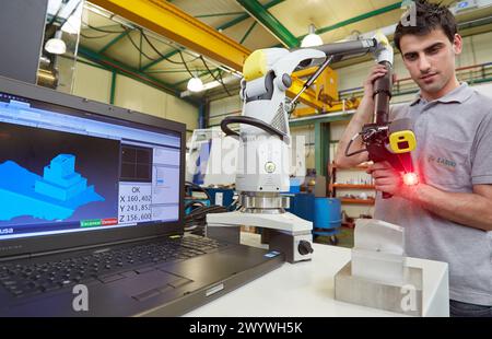 Inspection technique d'une pièce de production. Bras de mesure MCAx. Machine de mesure de coordonnées portable avec escroc pour mesure sans contact. Métrologie innovante appliquée. Métrologie Sariki. Elgoibar. Gipuzkoa. Pays Basque. Espagne. Banque D'Images