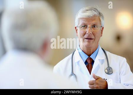 Médecin avec stéthoscope parlant avec le patient, Hôpital Onkologikoa, Institut d'oncologie, Centre de cas pour la prévention, le diagnostic et le traitement du cancer, Donostia, Saint-Sébastien, Gipuzkoa, pays Basque, Espagne. Banque D'Images