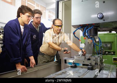 Professeur et étudiants font leur centre de formation usinage 3 axes, mécanique appliquée, Tecnun, École d'ingénierie de Saint-Sébastien, Université de Navarre, Donostia, Gipuzkoa, pays Basque, Espagne. Banque D'Images