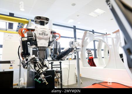 Robot à deux bras pour robotique flexible. Robot humanoïde pour les tâches d'assemblage automobile en collaboration avec People, Industry, Tecnalia Research & innovation, Technology and Research Centre, Miramon Technological Park, San Sebastian, Donostia, Gipuzkoa, pays Basque, Espagne, Europe. Banque D'Images