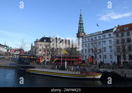 Copenhague, Danemark /08 avril 2024/.visite des canaux Copenhague croisière canard dans le canal de Copenhague ou canal dans la capitale danoise. Photo.Francis Joseph Dean/Dean Pictures Banque D'Images