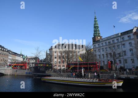 Copenhague, Danemark /08 avril 2024/.visite des canaux Copenhague croisière canard dans le canal de Copenhague ou canal dans la capitale danoise. Photo.Francis Joseph Dean/Dean Pictures Banque D'Images