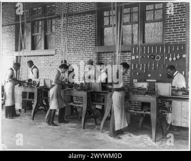 [Étudiants amérindiens et afro-américains à l'Institut de Hampton, Hampton, Virginie, 1900(?) - hommes utilisant des machines dans l'atelier de menuiserie] Banque D'Images