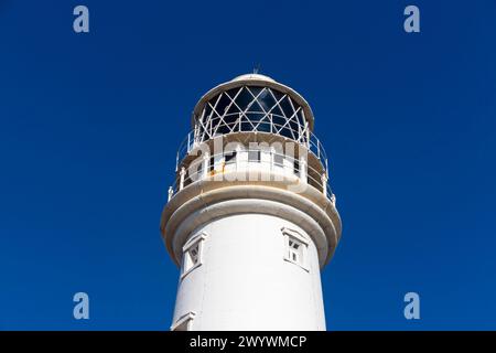 Phare de Flamborough Head dans le North Yorkshire Angleterre Royaume-Uni conçu par Samuel Wyatt et éclairé pour la première fois en 1806 avec un ciel bleu clair derrière. Banque D'Images