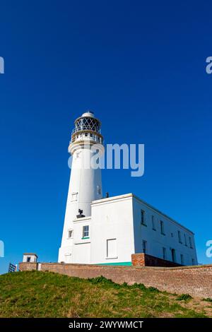 Phare de Flamborough Head dans le North Yorkshire Angleterre Royaume-Uni conçu par Samuel Wyatt et éclairé pour la première fois en 1806 avec un ciel bleu clair derrière. Banque D'Images