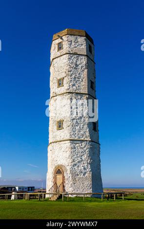 Le phare Old Flamborough Head dans le North Yorkshire Angleterre avec un ciel bleu clair derrière, construit par John Clayton en 1674 et utilisé comme marque de jour. Banque D'Images