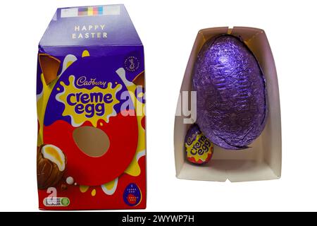 Cadbury Creme Egg boîte à œufs de Pâques avec œuf de Pâques et œuf crème retiré de l'emballage isolé sur fond blanc Banque D'Images