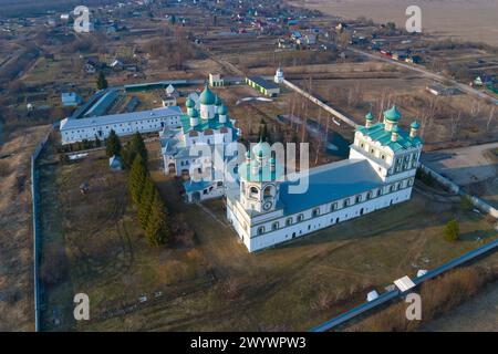 Au-dessus des temples de l'ancien monastère Nikolo-Vyazhishchi un jour d'avril (photographie aérienne). Vyazhishchi. Région de Novgorod, Russie Banque D'Images