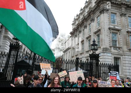 Londres, Royaume-Uni. 08 avril 2024. Youth Demand, un groupe formé par des membres de Just Stop Oil, proteste pour demander la fin du génocide en Palestine. Crédit : Atlantico Press/Alamy Live News Banque D'Images