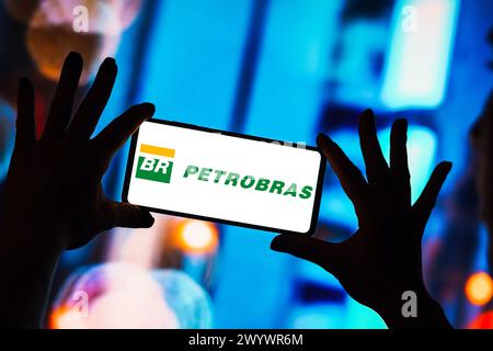 Brésil. 08 avril 2024. Dans cette illustration photo, le logo Petrobras est affiché sur un écran de smartphone. Crédit : SOPA images Limited/Alamy Live News Banque D'Images