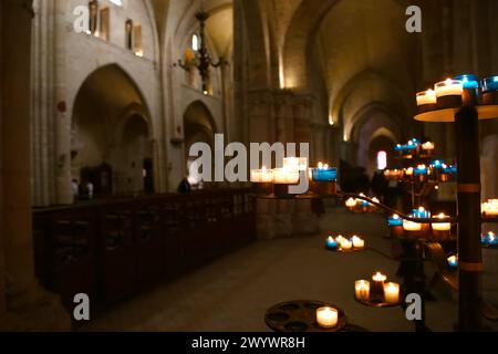 Paris, France - 31 mars 2024 : intérieur de Saint Pierre de Montmartre.vue intérieure de la cathédrale Saint Jean de Montmartre, l'un des plus beaux exemples Banque D'Images