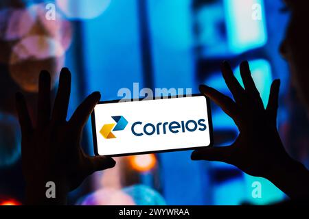 Brésil. 08 avril 2024. Dans cette illustration photo, le logo Correios est affiché sur un écran de smartphone. Crédit : SOPA images Limited/Alamy Live News Banque D'Images