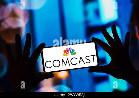 Brésil. 08 avril 2024. Dans cette illustration photo, le logo Comcast est affiché sur l'écran d'un smartphone. Crédit : SOPA images Limited/Alamy Live News Banque D'Images