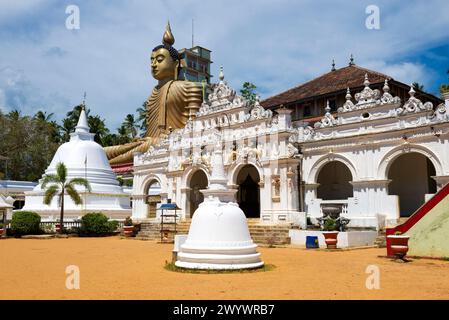 DIKWELLA, Sri LANKA - 17 FÉVRIER 2020 : à l'ancien temple bouddhiste Wewrukannala Buduraja Maha Viharaya Banque D'Images