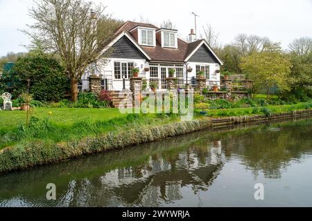 Harefield, Royaume-Uni. 6 avril 2024. Propriétés côté canal à côté du Grand Union canal à Harefield, Uxbridge. Crédit : Maureen McLean/Alamy Banque D'Images