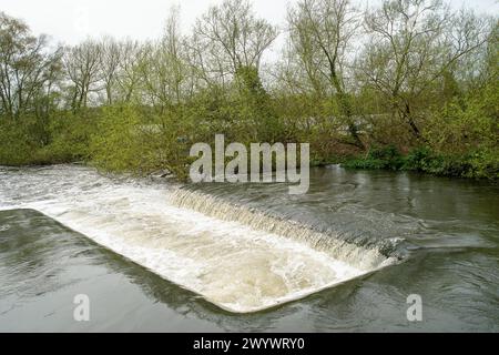 Harefield, Royaume-Uni. 6 avril 2024. Un barrage sur la rivière Colne à côté du Grand Union canal à Harefield, Uxbridge. Crédit : Maureen McLean/Alamy Banque D'Images