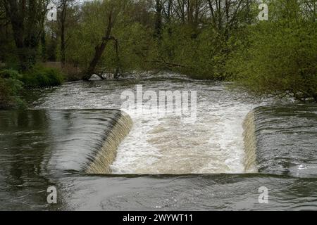 Harefield, Royaume-Uni. 6 avril 2024. Un barrage sur la rivière Colne à côté du Grand Union canal à Harefield, Uxbridge. Crédit : Maureen McLean/Alamy Banque D'Images