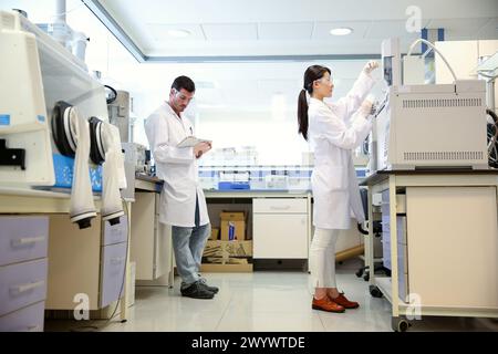 Chercheurs. GC / MS. Chromatographe en phase gazeuse avec détecteur de masse. Analyse des composés organiques dans les extraits obtenus prétraitement des échantillons. Laboratoire organique. Division de l'énergie et de l'environnement. TECNALIA recherche et innovation. Donostia. San Sebastian. Gipuzkoa. Pays Basque. Espagne. Banque D'Images