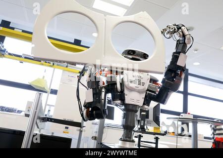 Robot à deux bras pour robotique flexible. Robot humanoïde pour les tâches d'assemblage automobile en collaboration avec People, Industry, Tecnalia Research & innovation, Technology and Research Centre, Miramon Technological Park, San Sebastian, Donostia, Gipuzkoa, pays Basque, Espagne, Europe. Banque D'Images