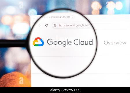 Brésil. 08 avril 2024. Dans cette illustration photo, la page d'accueil du site Web Google Cloud Platform vue sur un écran d'ordinateur à travers une loupe. (Photo de Rafael Henrique/SOPA images/SIPA USA) *** strictement à des fins éditoriales *** crédit : SIPA USA/Alamy Live News Banque D'Images
