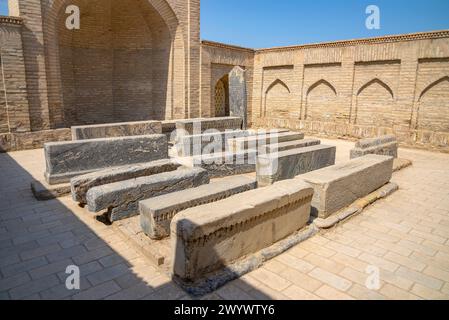 Une cour avec de vieilles tombes (XVII siècle). La ville des morts est Chor Bakr. Les environs de Boukhara. Sumitan, Ouzbékistan Banque D'Images